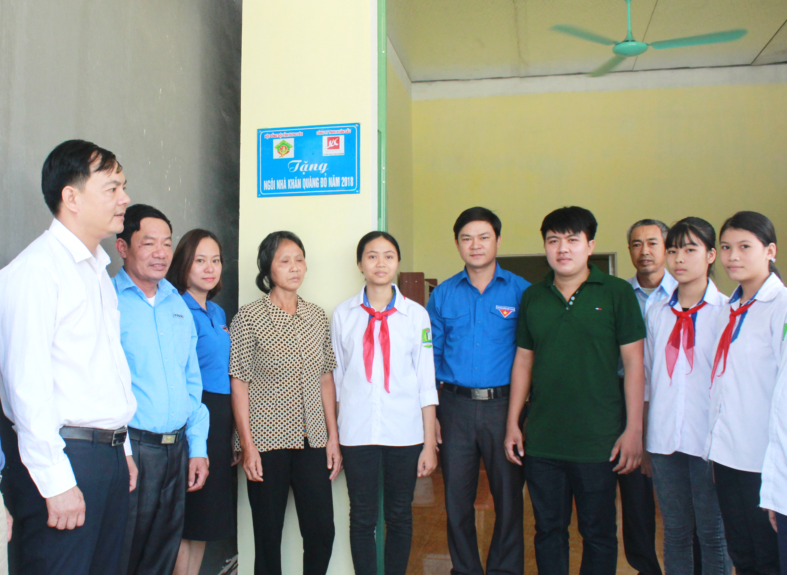 Bàn giao tặng Nhà khăn quàng đỏ cho em Trương Thị Ngân - lớp 8B trường THCS Tam Đa huyện Phù Cừ